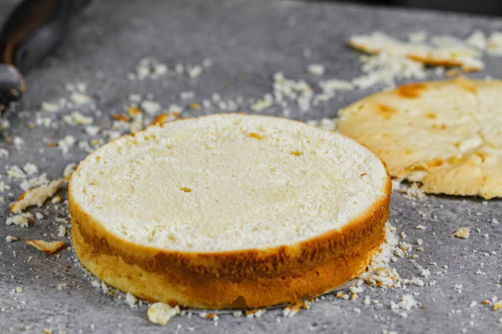 致密，坚韧的蛋糕层的形象，它过度混合，面粉太多