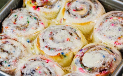 暖funfetti洒肉桂卷的图像新鲜总分与熔化结霜烘箱