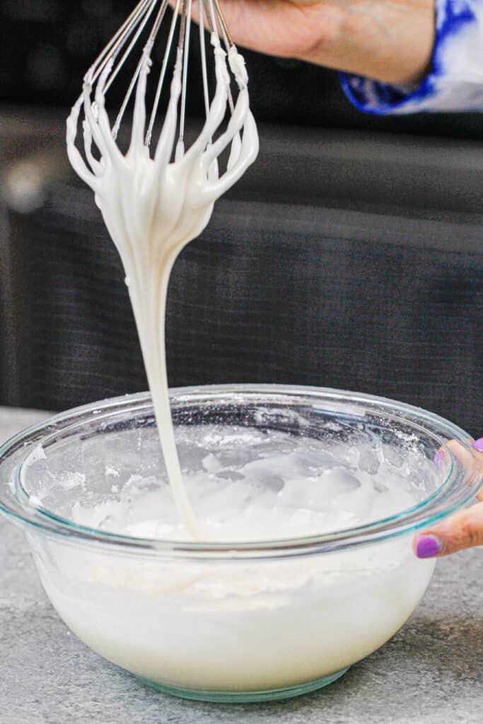 糕点釉的形象搅打光滑，准备好用于顶部一些肉桂卷