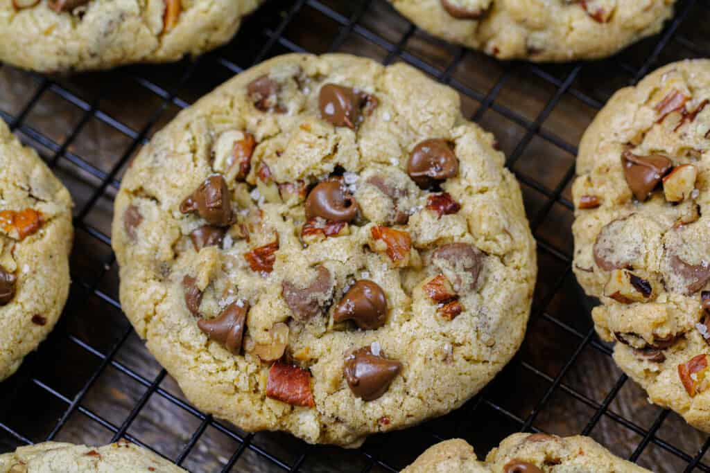 核桃巧克力曲奇饼食谱的图象在导线机架冷却