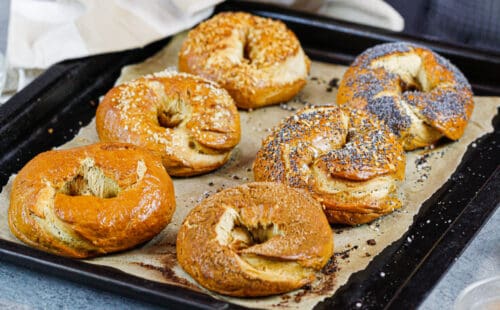 自制百吉卷的图像用不同的浇头