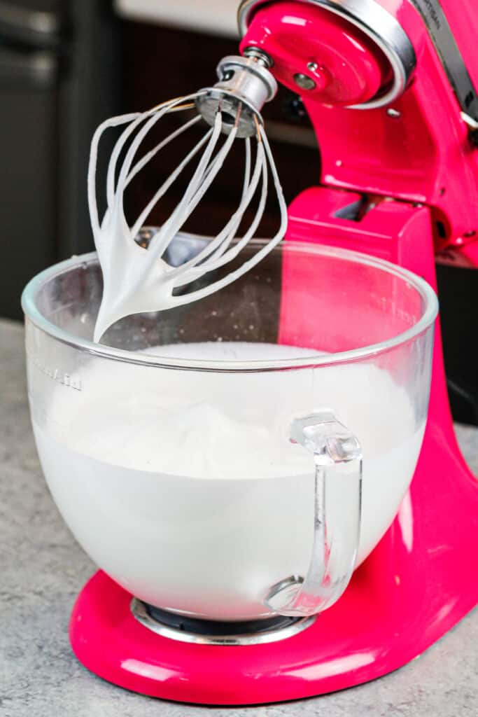 蛋清的形象已经搅打成软峰