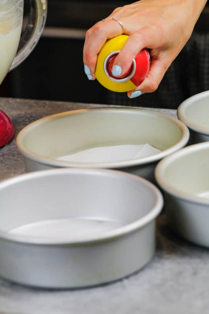 被正确准备的蛋糕平底锅的图象用羊皮纸圆形和非棍子喷雾，以防止蛋糕粘在锅中。