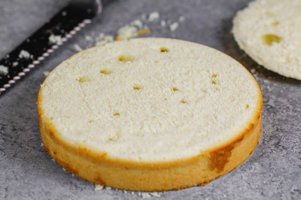 蛋糕层的照片过度混合！这使得强烈的麸质股线形成捕获击球剂中的肠膜，使其产生这些气泡或隧道。