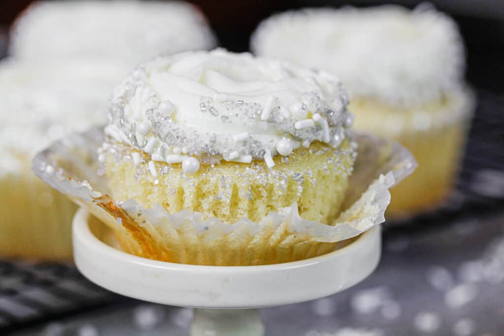 漂亮的杏仁蛋糕打开包装，准备吃