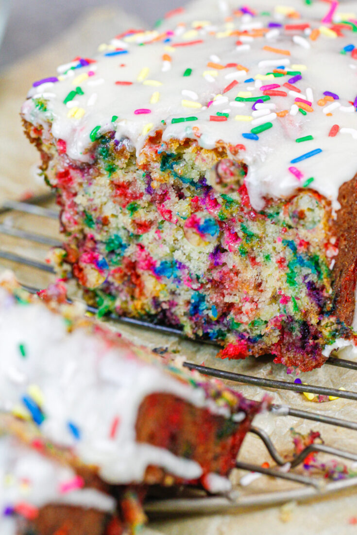 的形象funfetti香蕉面包切片,准备吃