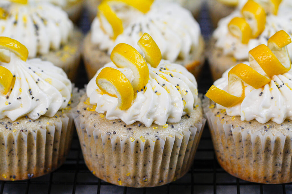 用柠檬螺旋装饰的柠檬罂粟种子纸杯蛋糕图像