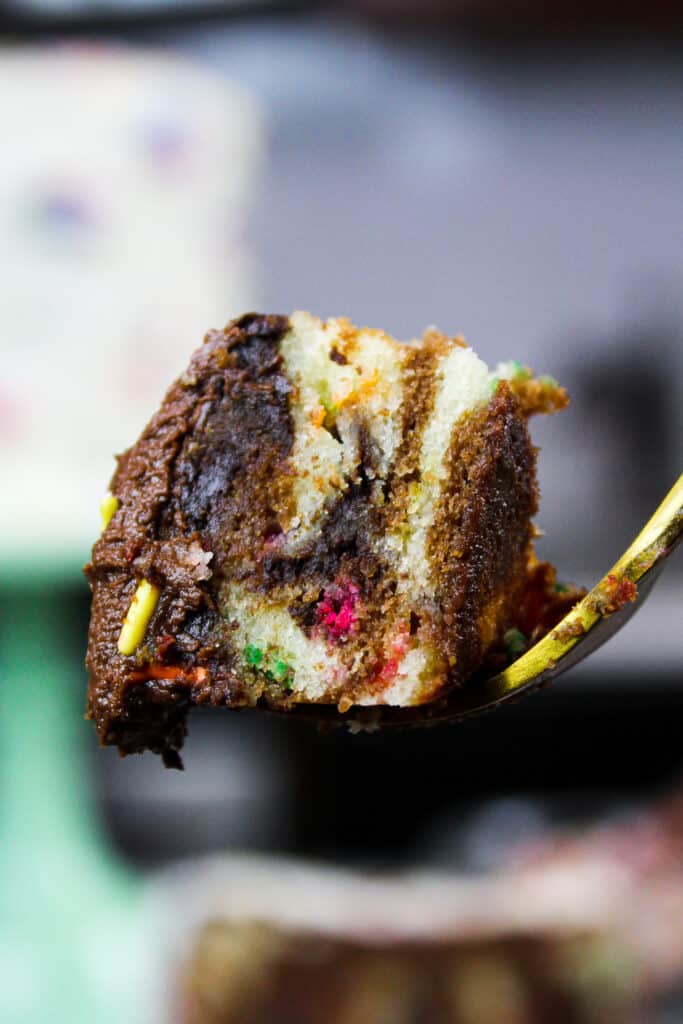 在叉子上咬一口大理石蛋糕的图片