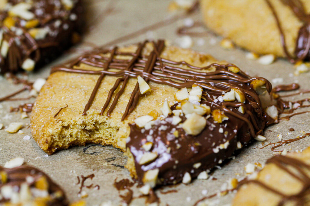 图像的花生酱饼干蘸巧克力咬成展示他们有多柔软,耐嚼