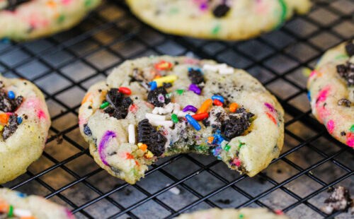 Funfetti oreo cookie的形象被咬人来展示它有多柔软和咀嚼