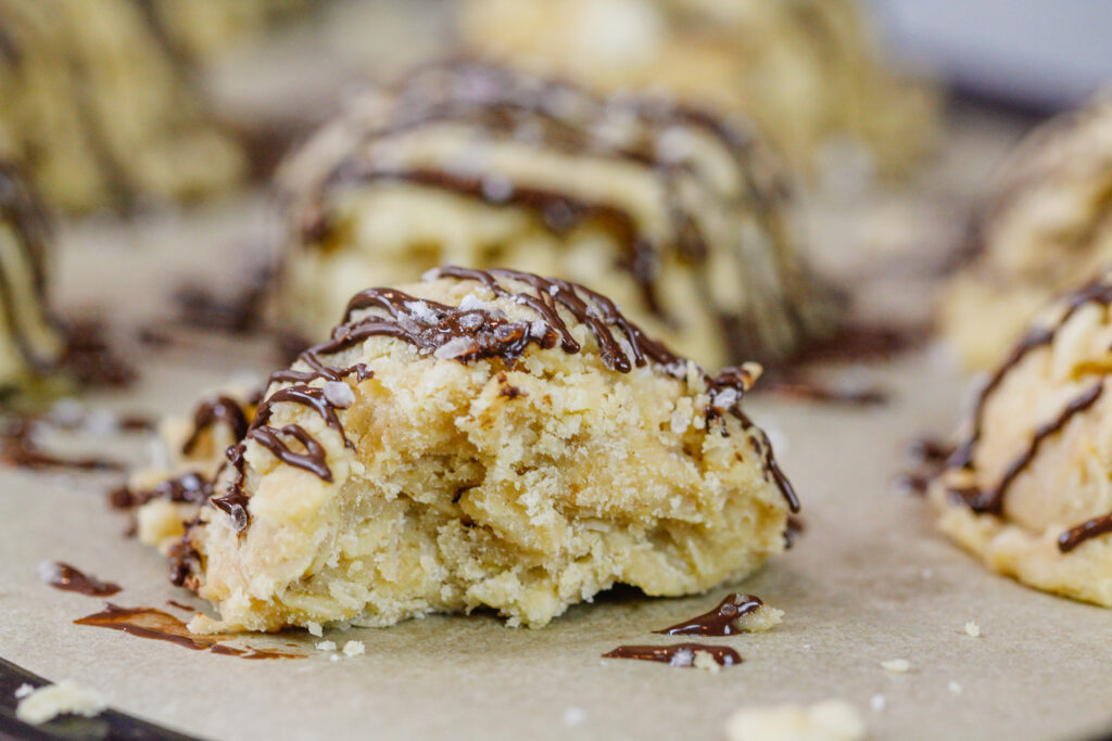 图片中的无麸质无烘烤饼干，已被咬，以显示它的嚼劲和美味