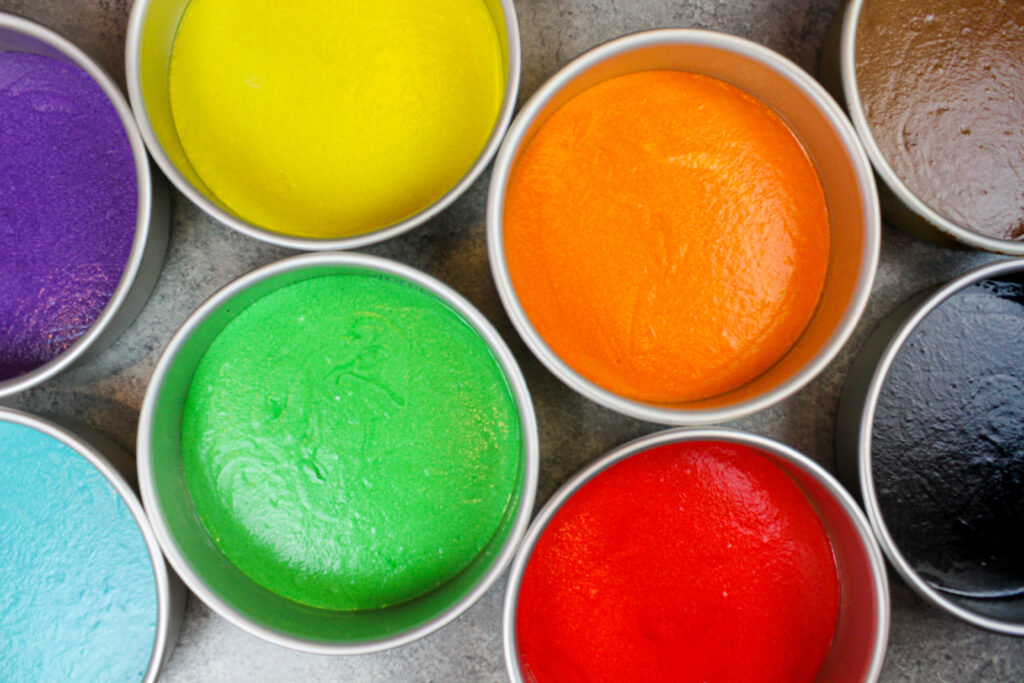 准备彩虹糕饼层的图像被烘烤