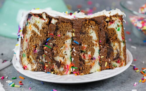 一片切片的图象6英寸大理石蛋糕食谱