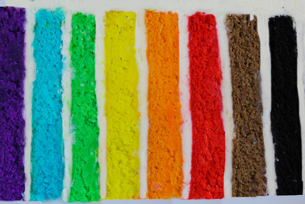 彩虹蛋糕切片的图像做出庆祝的骄傲和社区LGBTQ