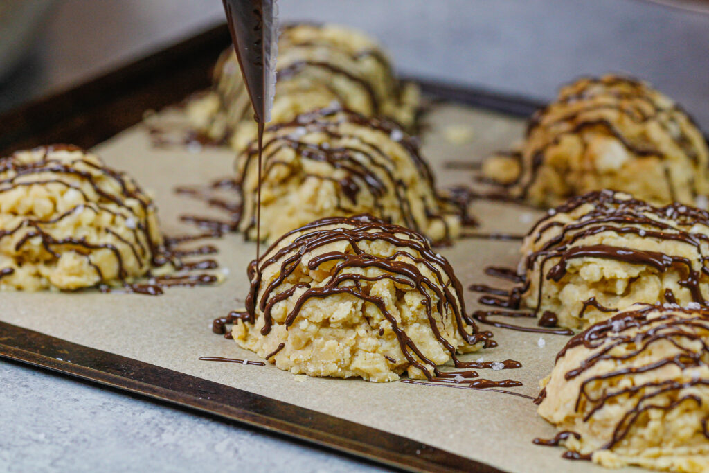 免费无烤饼干面筋的图像被淋上黑巧克力