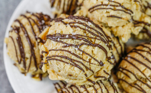 不麸质没有烘烤曲奇饼的图象用花生酱和米克里斯皮堆积在板材