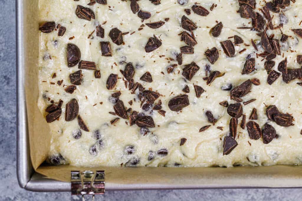 巧克力片香蕉棒面糊在一个有内衬的烤盘里，准备在烤箱里烤