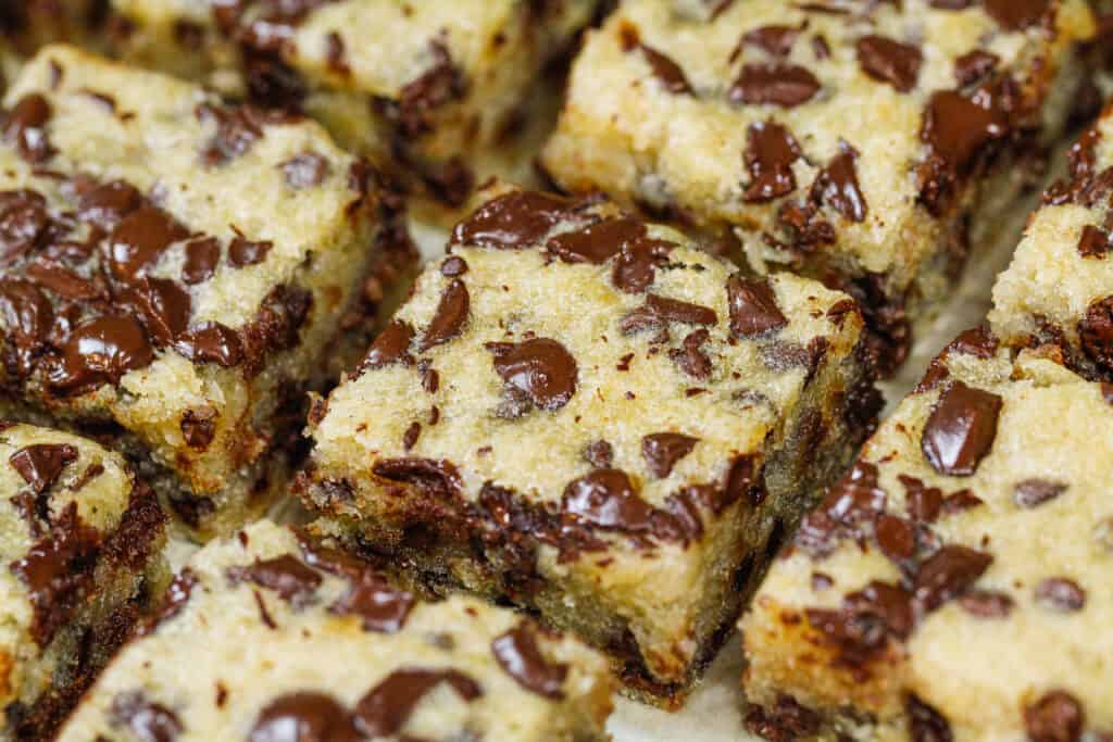 香蕉巧克力块的图象在羊皮纸的，裁减和准备好被吃