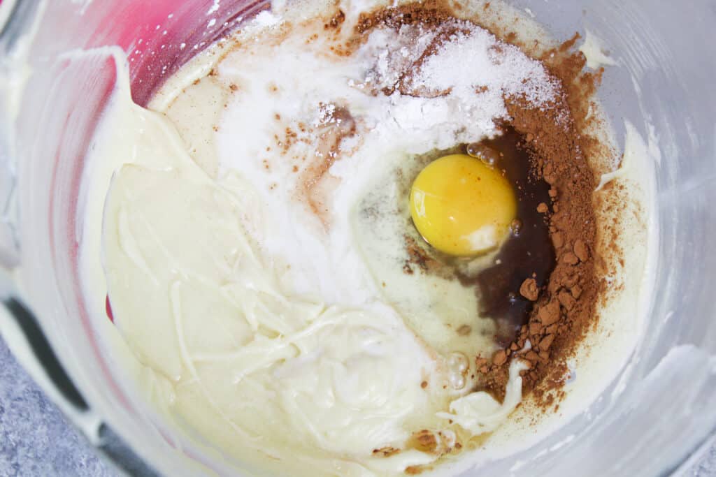 香草蛋糕面糊变成巧克力面糊