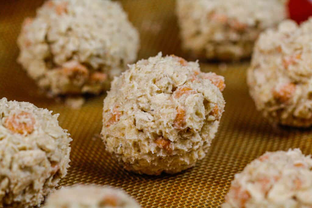 奶油饼干面团球的形象推出，并准备在烘烤之前冷冻