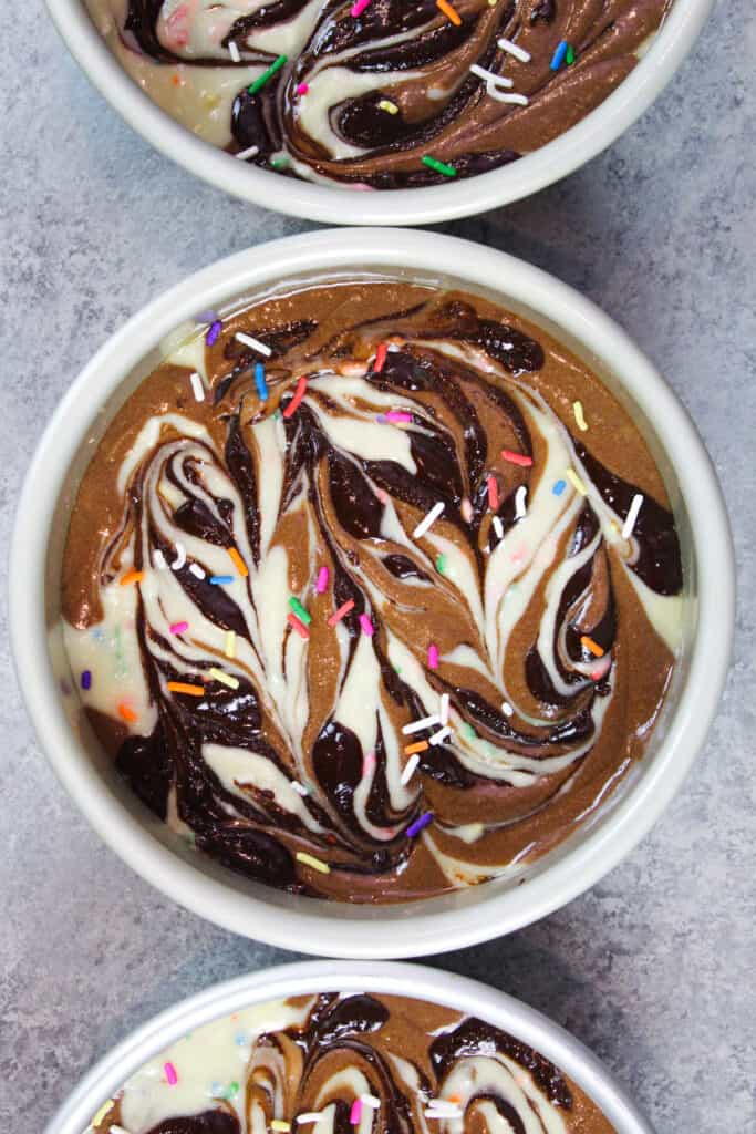 的准备6英寸大理石糕饼层图像进行烘烤