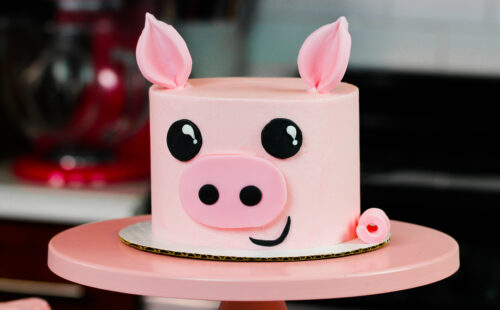 猪生日蛋糕的图象在桃红色蛋糕立场的