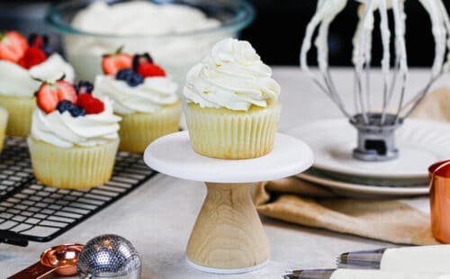 杯形蛋糕的图象与打好的奶油结霜结霜与乳脂干酪