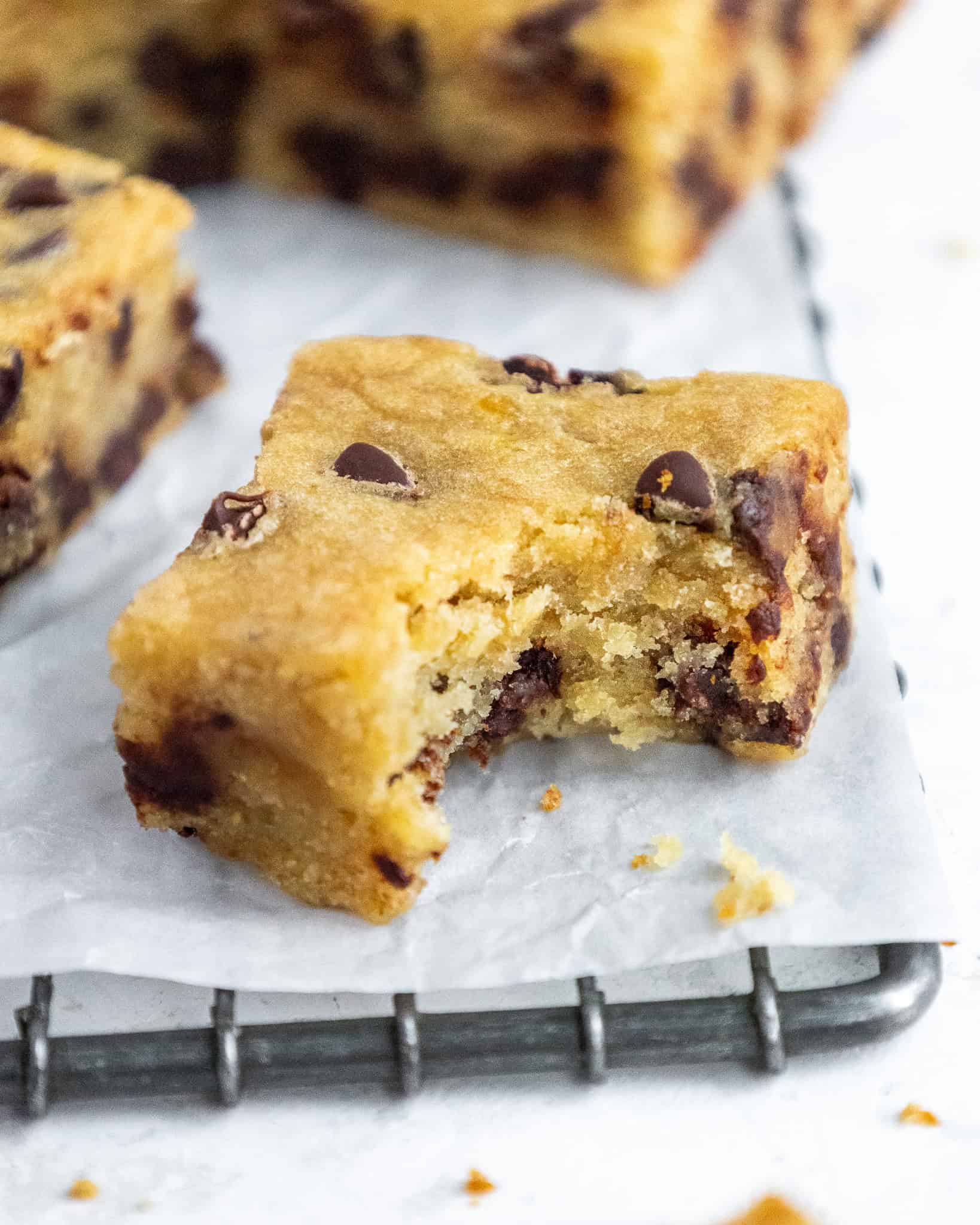 香蕉巧克力酒吧的形象被咬成来展现温柔的和潮湿的纹理