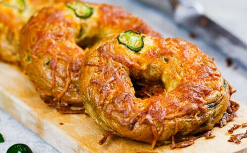 Jalapeno Cheddar百吉卷的图象烘烤并准备好切