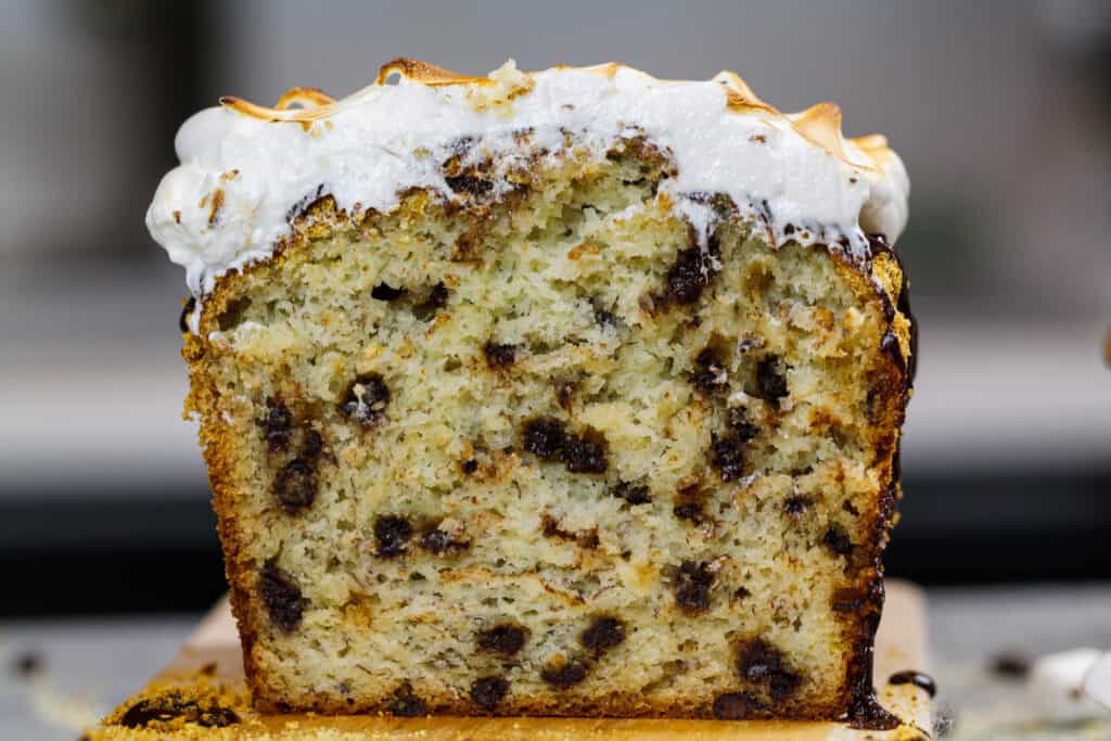 smores香蕉面包的形象剖开展示巧克力片和烤棉花糖馅料