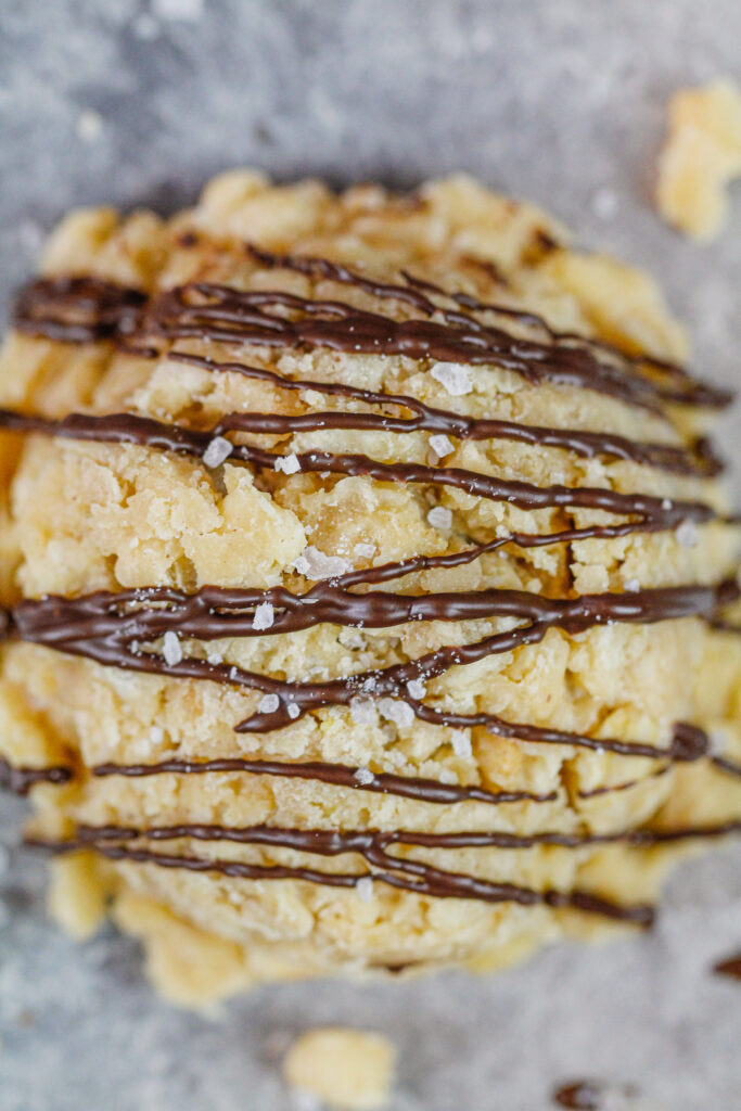 无烤饼干的形象与脆米花和花生酱制作