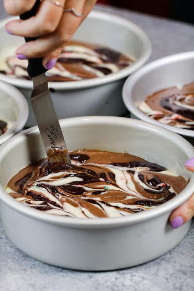 巧克力和香草蛋糕面糊的图像涡动，使大理石蛋糕层