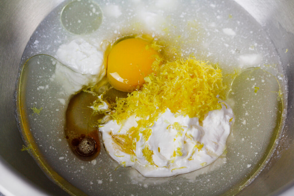 在一个碗里湿的原料准备混合在一起做纸杯蛋糕