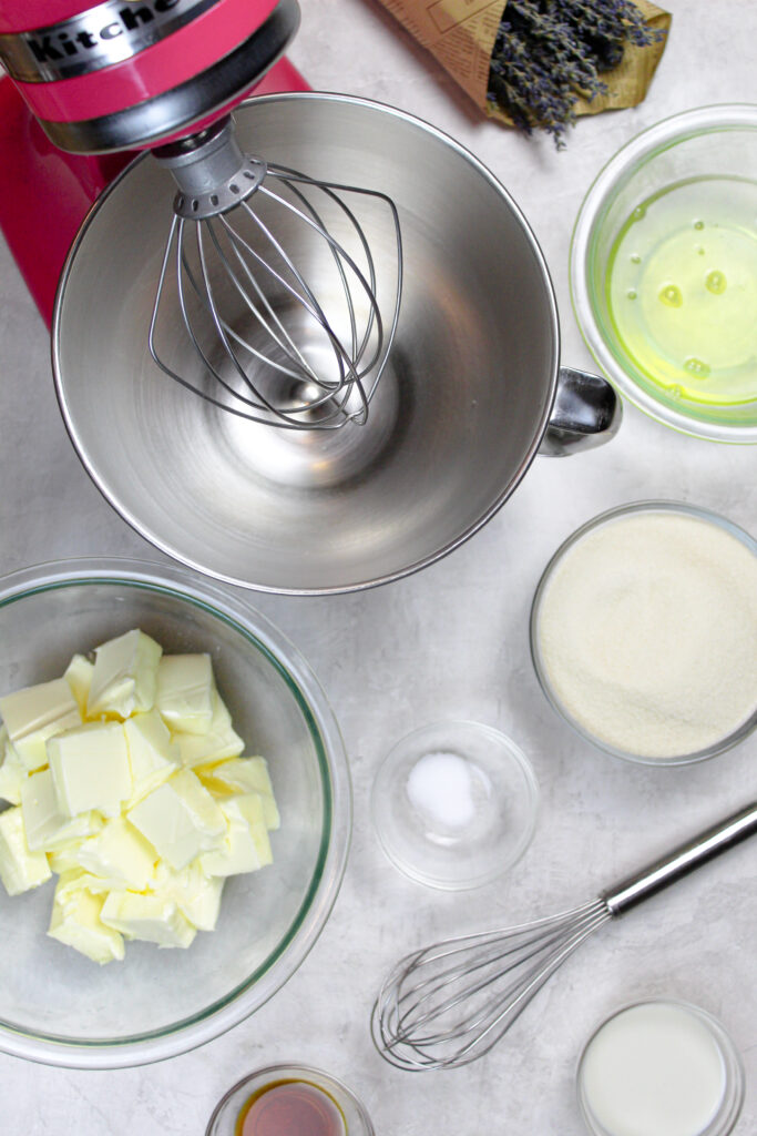 制作薰衣草奶油霜的配料图片