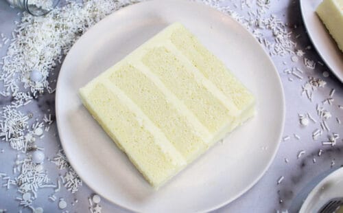 小批次的蛋糕切片的图象在板材的