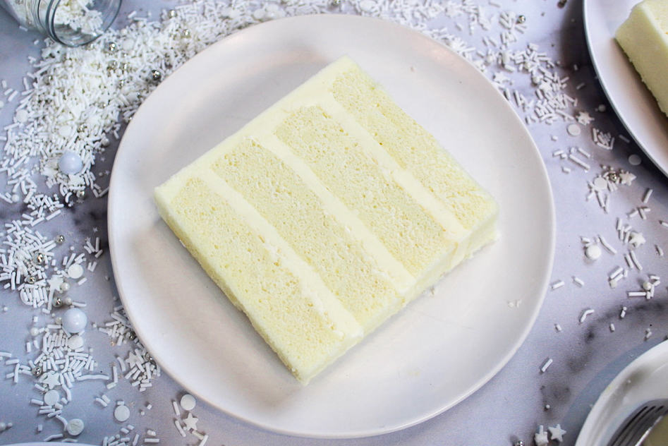 小批次的蛋糕切片的图象在板材的