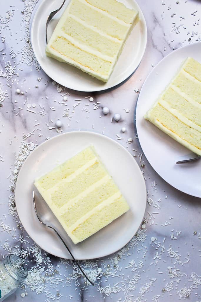 图中的小批量是蛋糕切片，展示了柔软的白色杏仁蛋糕层