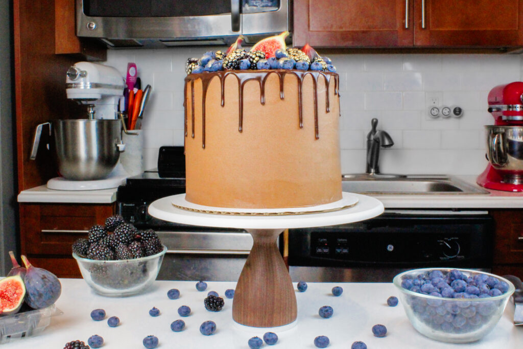 小批量黑莓巧克力蛋糕的图像