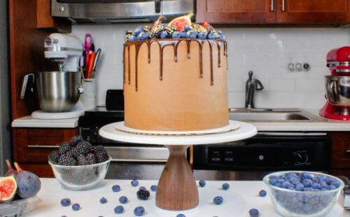 一块小批黑莓巧克力蛋糕的图象