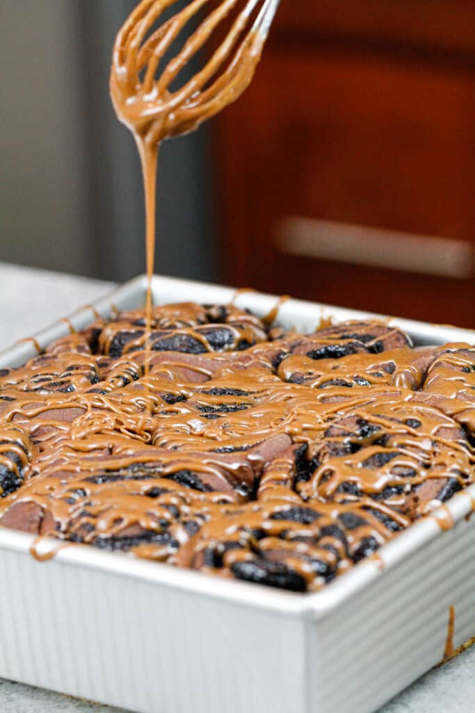 巧克力肉桂卷的图像被釉面在巧克力糖衣