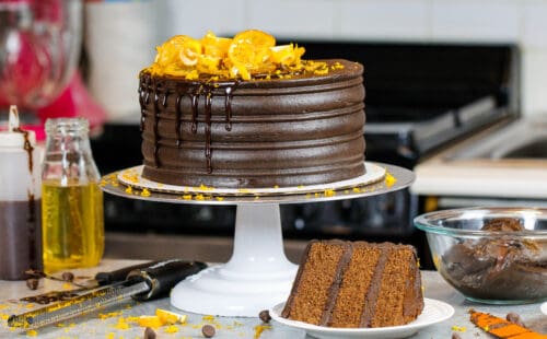 巧克力橘饼与上板前切片的图像示出了糕饼层如何蓬松嫩是