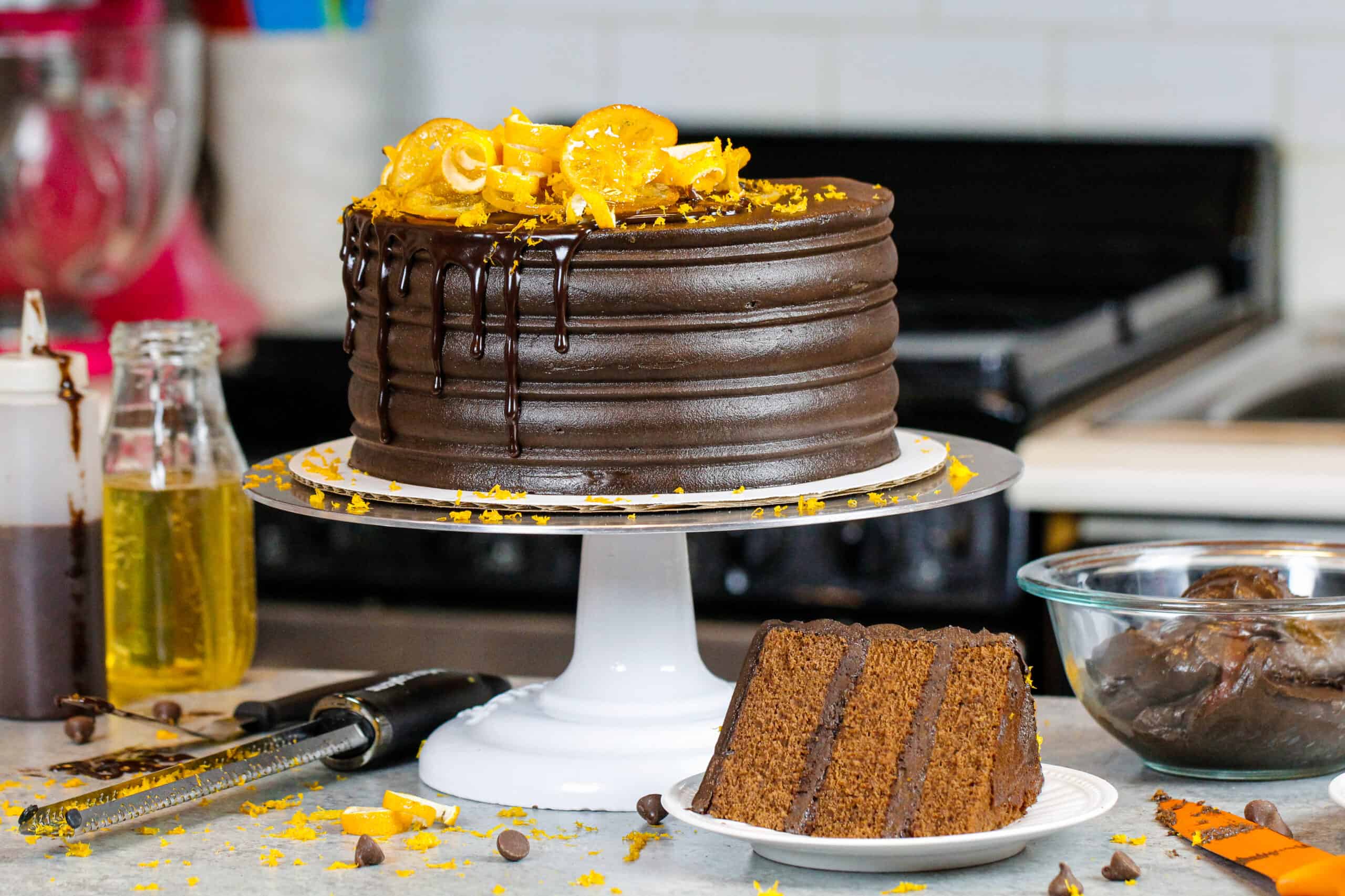 巧克力橙色蛋糕的图象与在前面的切片的在显示有多么蓬松和招标的板材蛋糕层数