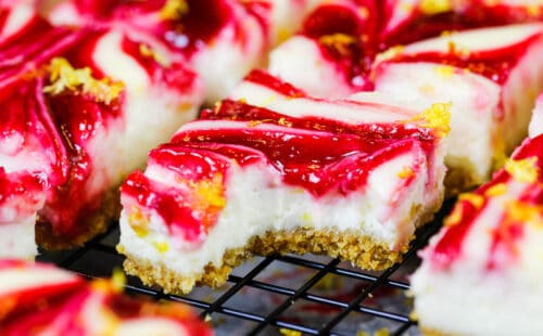 中已经被咬成一个有引线的架子柠檬芝士蛋糕吧图片