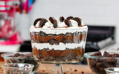 由巧克力蛋糕和奥利奥鲜奶油制成的奥利奥蛋糕