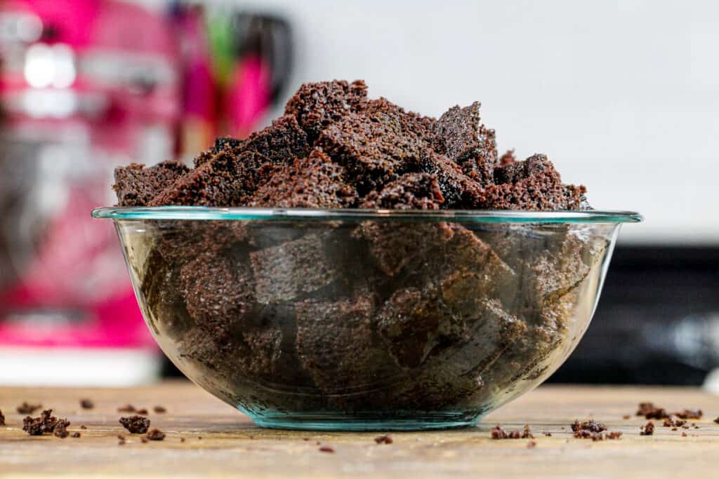 巧克力蛋糕被切成小方块来做蛋糕