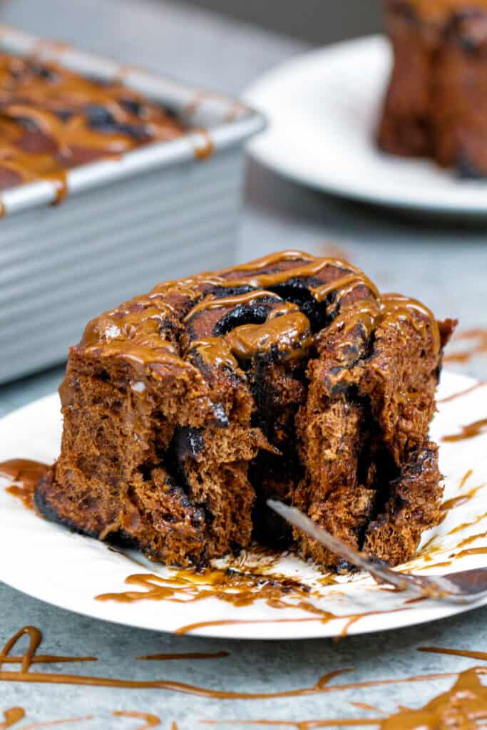 巧克力肉桂卷被切成小块来展示它的松软和美味