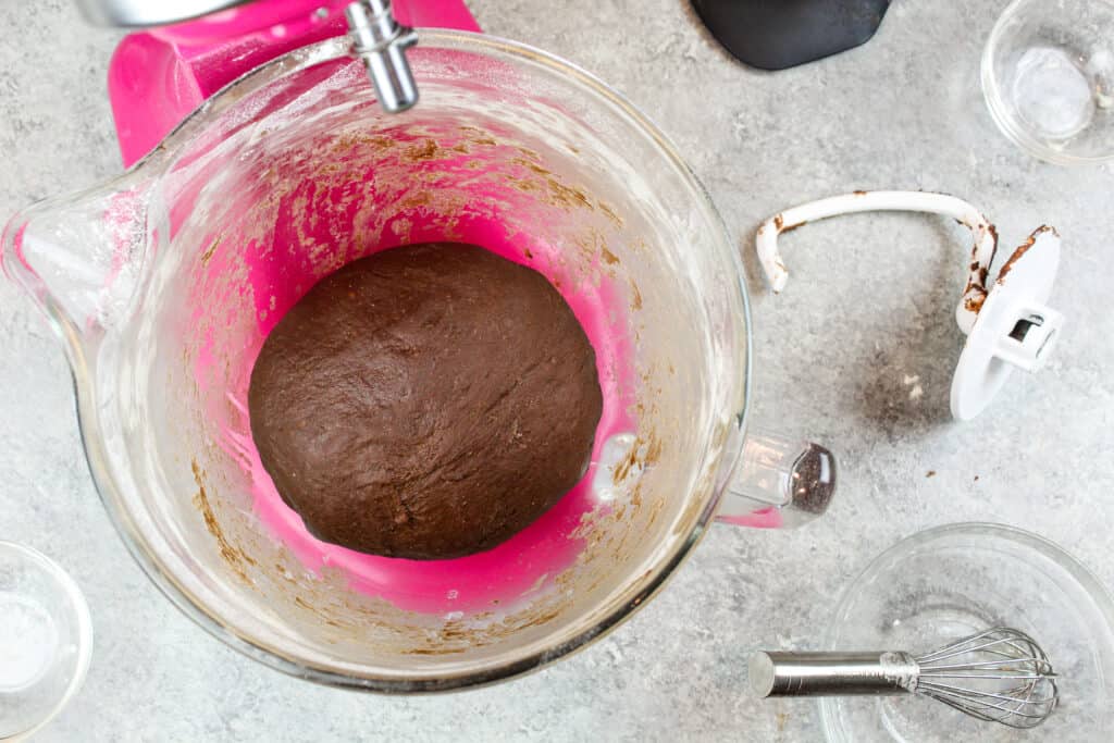 巧克力面团准备好卷成肉桂卷