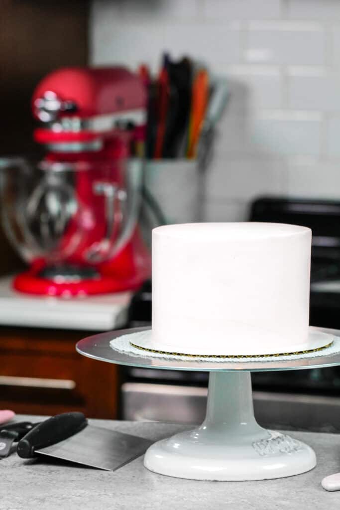 小批6英寸WASC蛋糕的图像，是霜和准备装饰