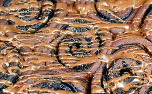 巧克力桂香卷的图象滴下巧克力釉