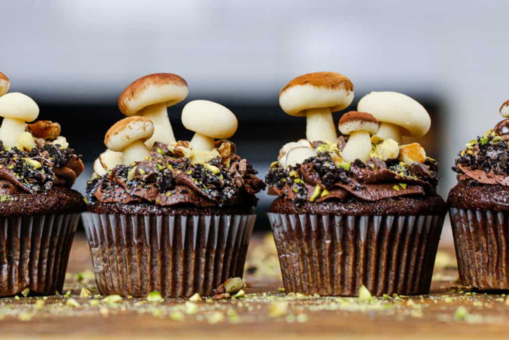 用巧克力奶油和可食用的杏仁软糖做成的蘑菇纸杯蛋糕